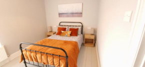 Cheerful 2 bed home with mountain views